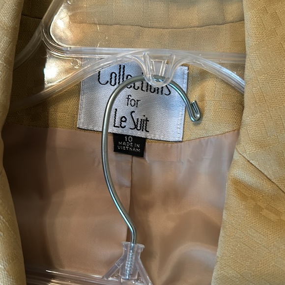 Suit - Picture 3 of 10